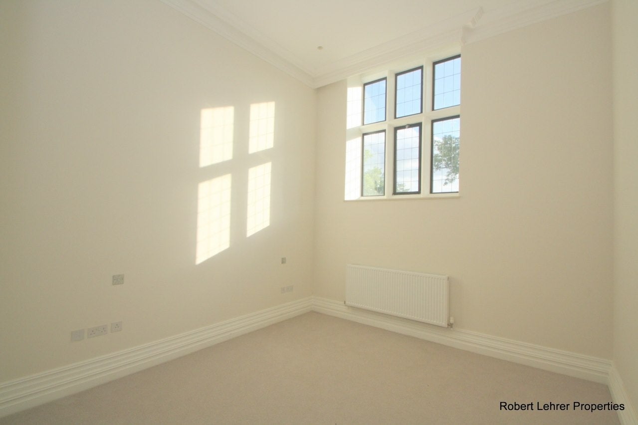 House The Ridgeway in Greater London