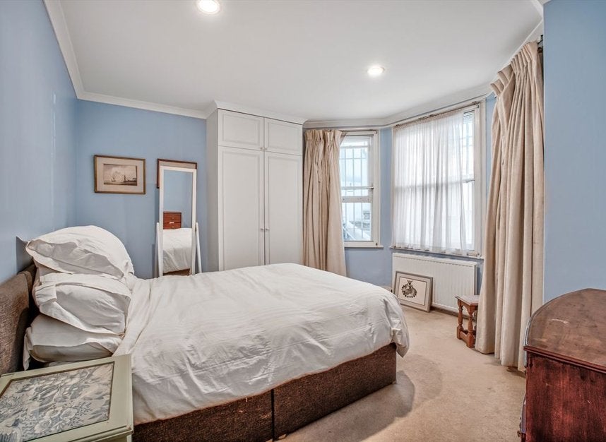 Flat Hogarth Road in Greater London