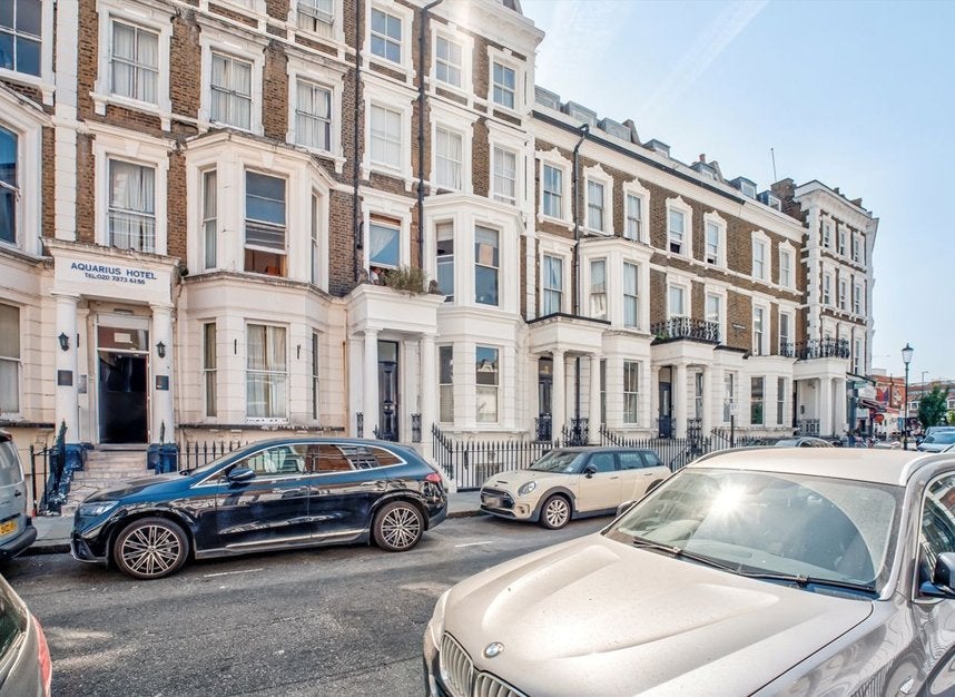 Flat Hogarth Road in Greater London