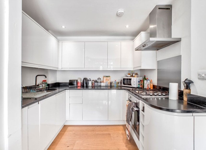 Flat Hogarth Road in Greater London