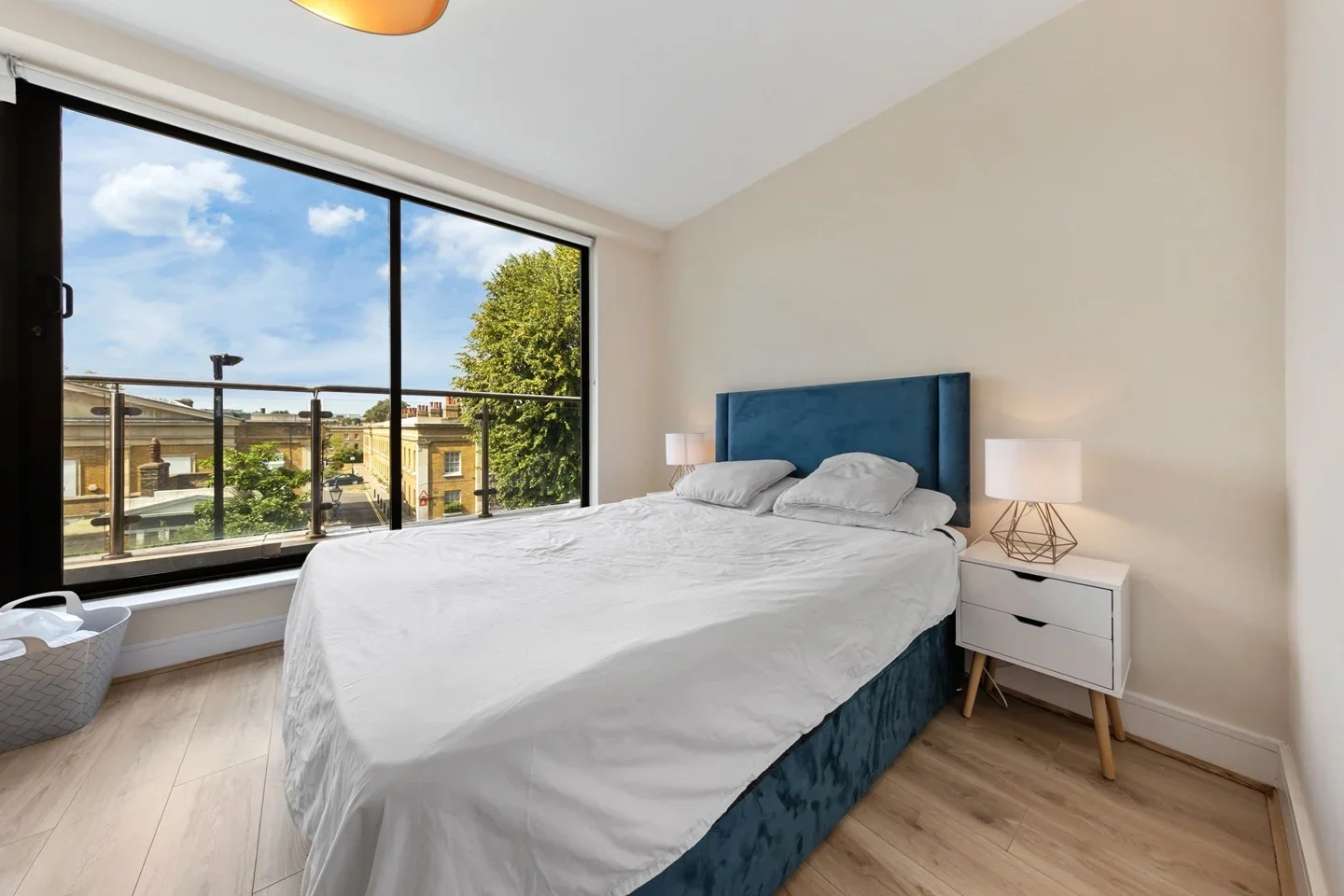 Flat Gervase Street in Greater London