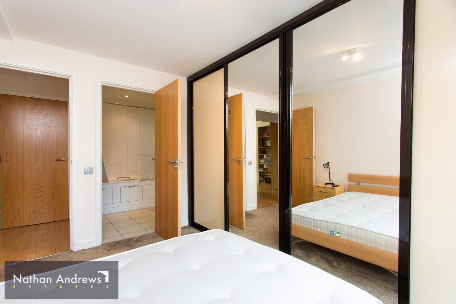 Flat Hunt Close in London