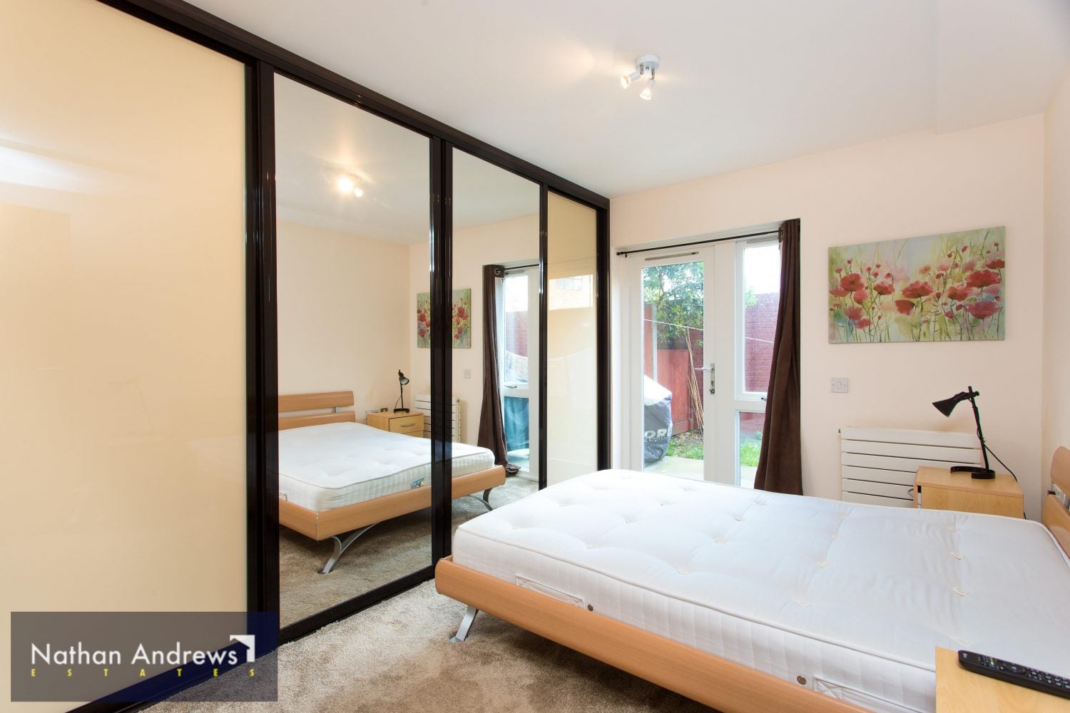 Flat Hunt Close in London