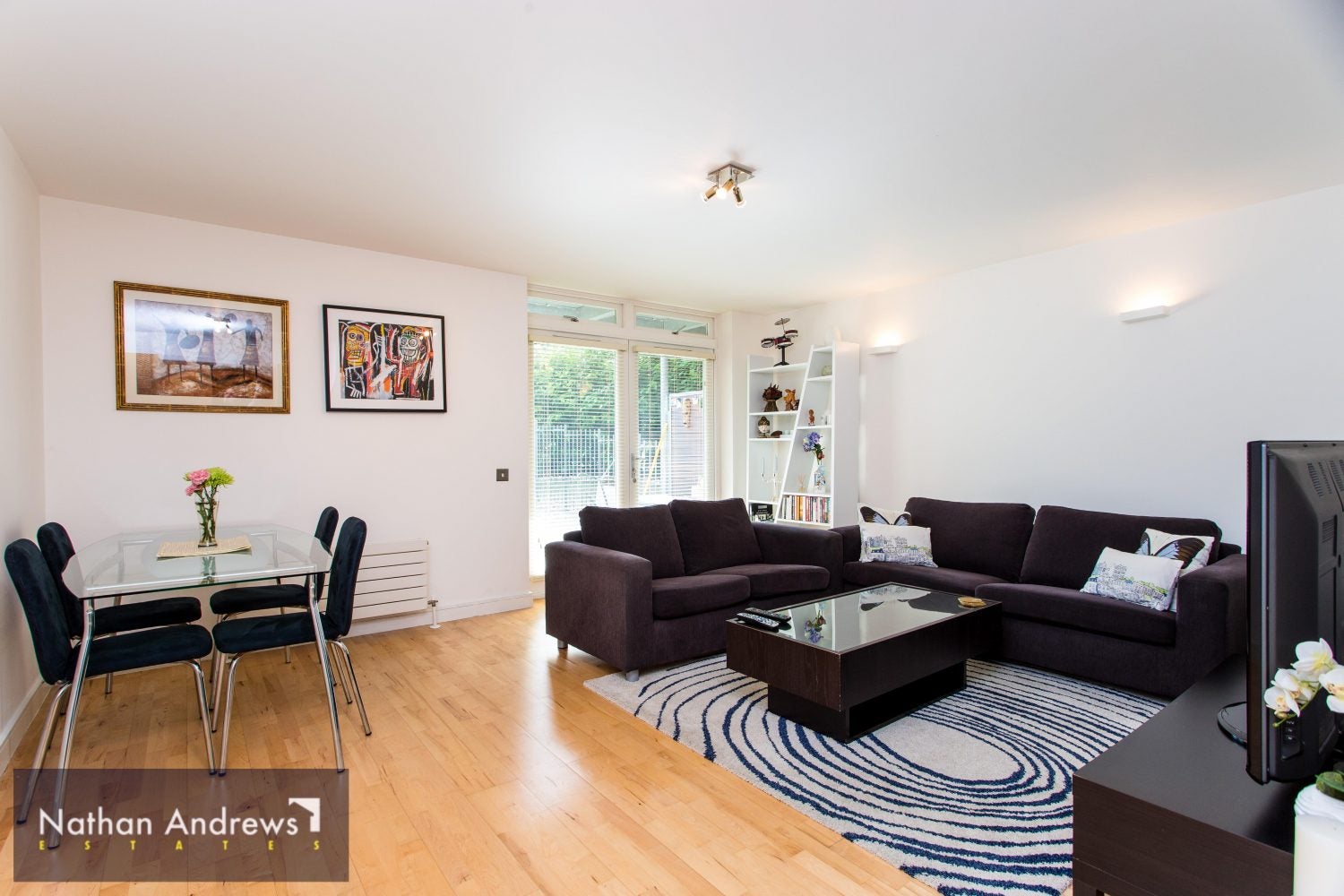 Flat Hunt Close in London