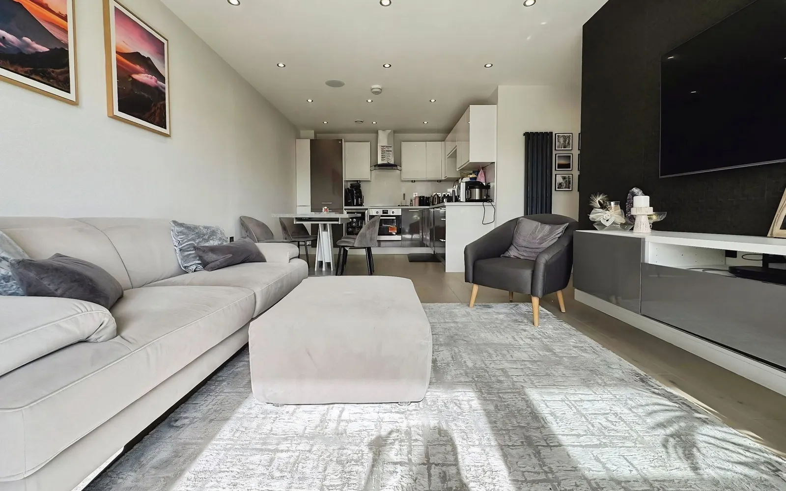 Flat Hayling Way in Greater London