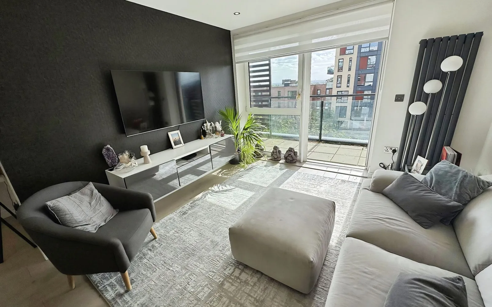 Flat Hayling Way in Greater London