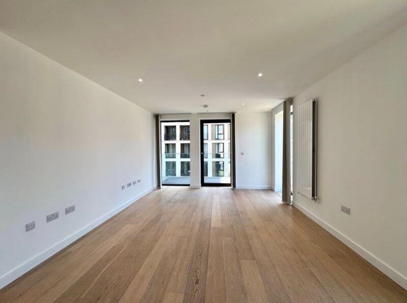 Room Admiralty Avenue in Greater London