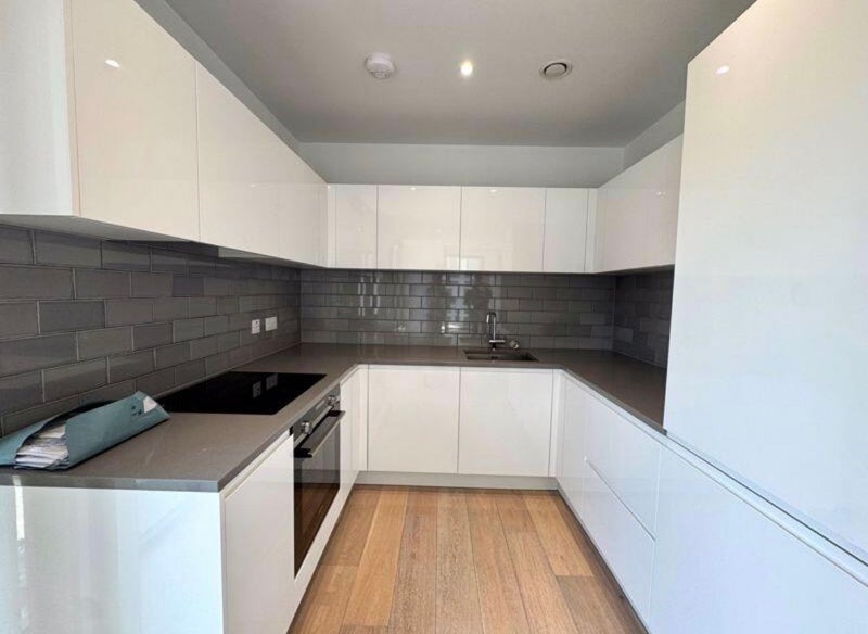 Room Admiralty Avenue in Greater London