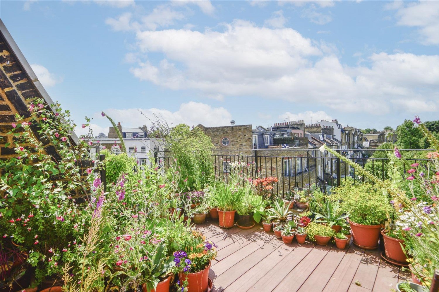 Flat Clissold Crescent in Greater London