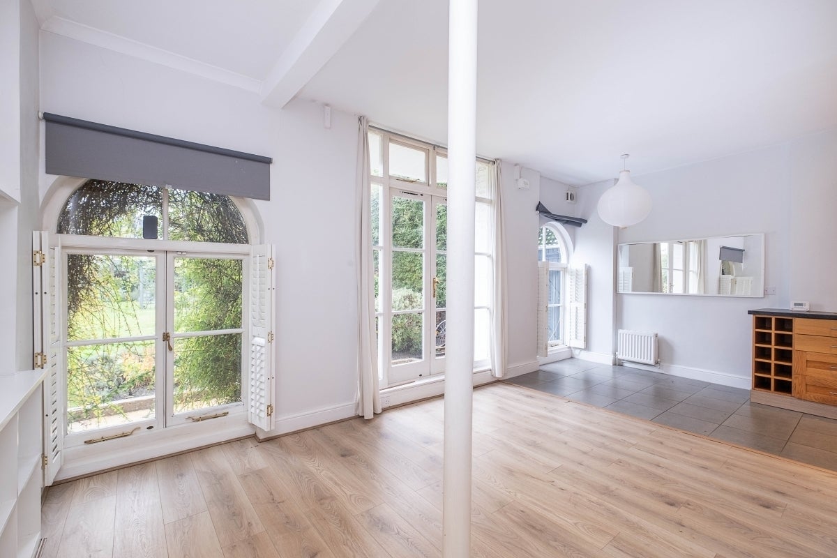 Flat Castelnau in Greater London
