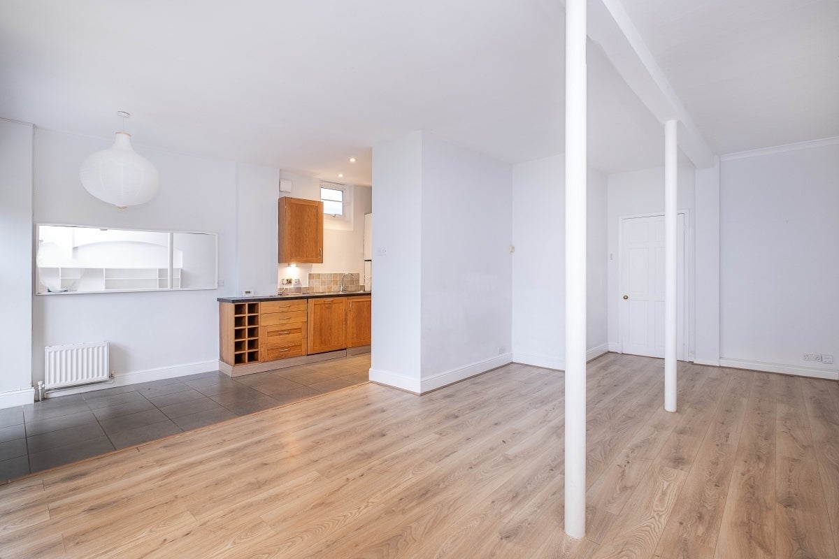 Flat Castelnau in Greater London