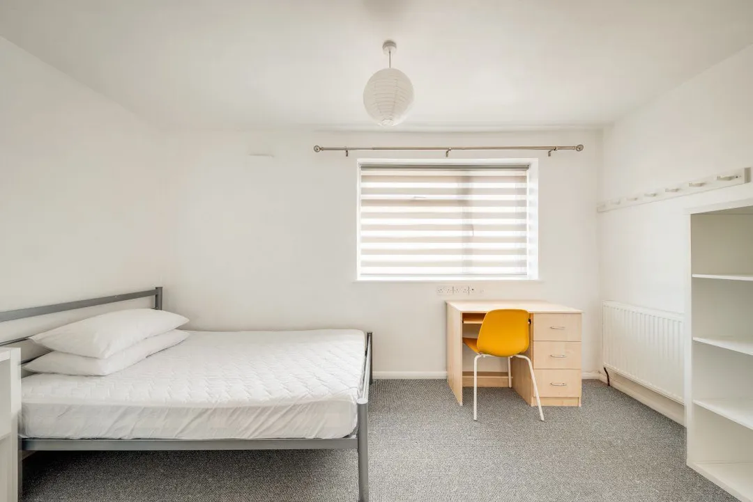 Room Somerset Road in Canterbury