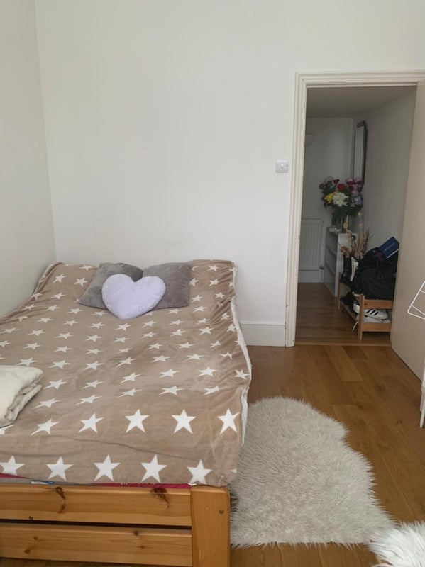 Room Dollis Park in Greater London