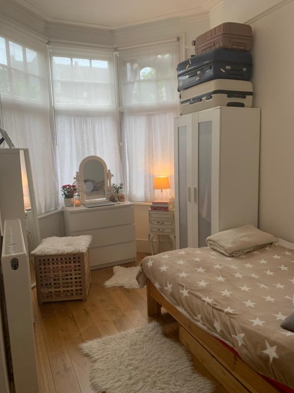 Room Dollis Park in Greater London