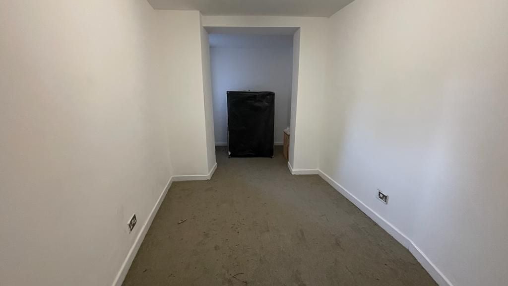 Flat Dickenson Road in Manchester
