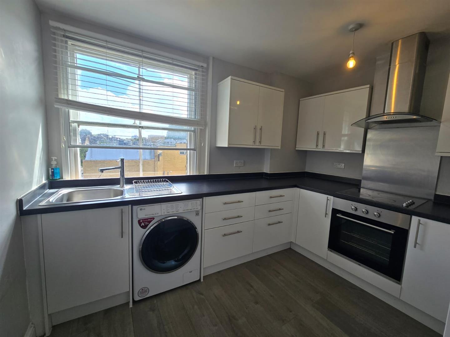 Flat Putney High Street in Greater London