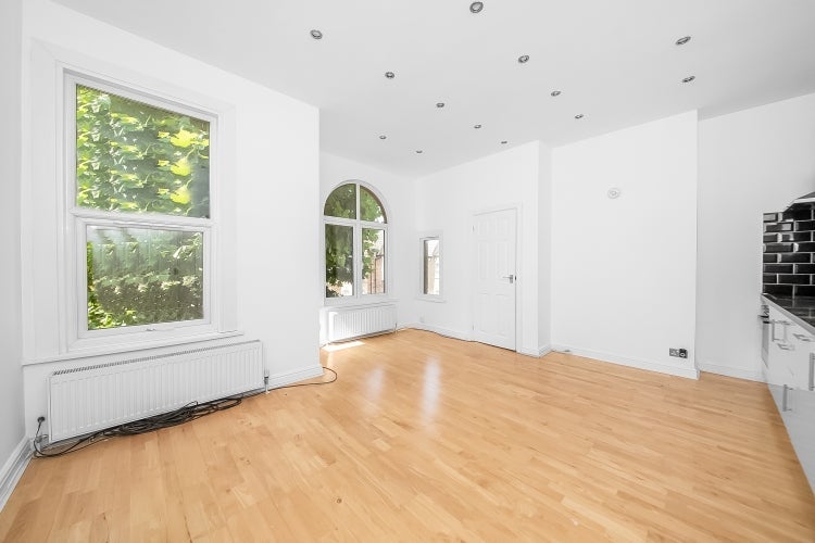 Flat Elliscombe Road in Greater London