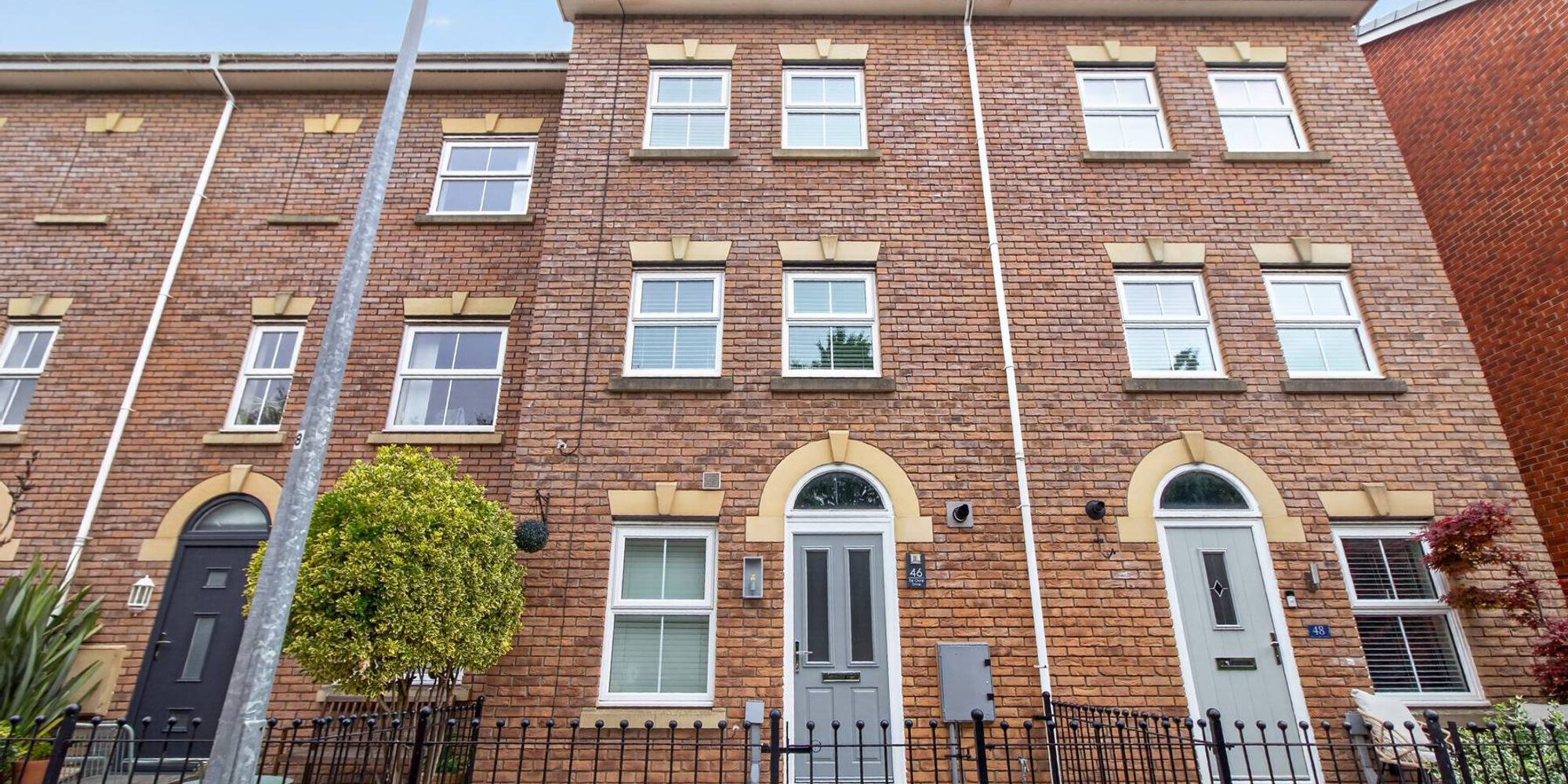 Flat De Clare Drive in Cardiff