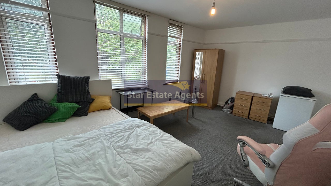 Flat Oldfield Lane South in Greater London
