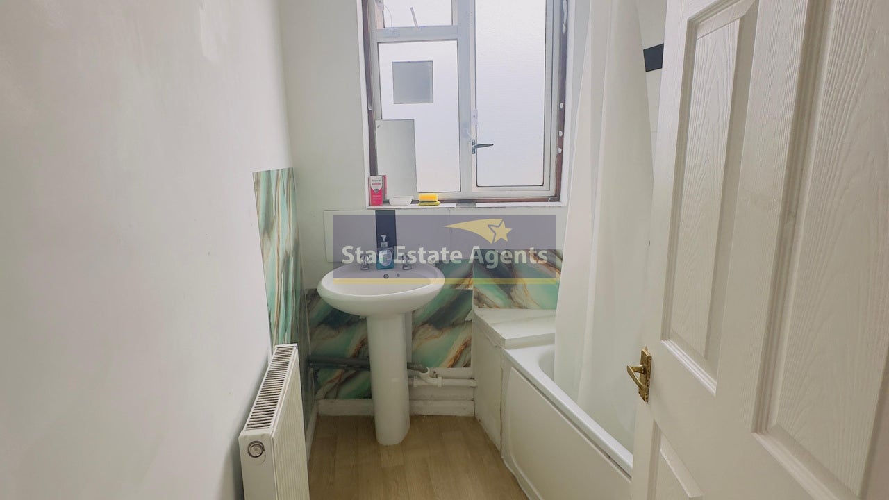 Flat Oldfield Lane South in Greater London
