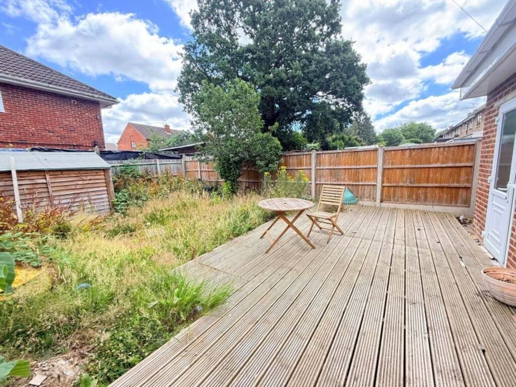Room Hazel Close in Crawley