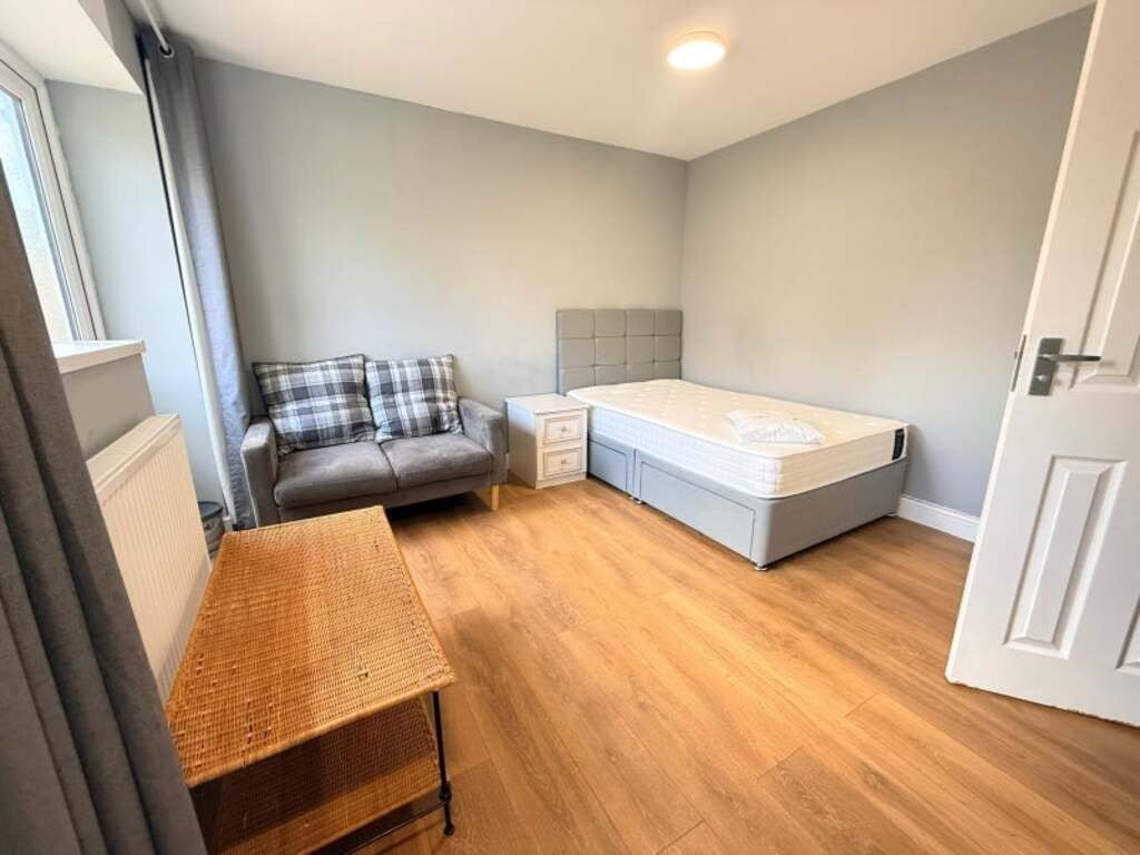 Room Hazel Close in Crawley