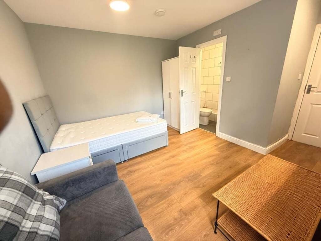 Room Hazel Close in Crawley