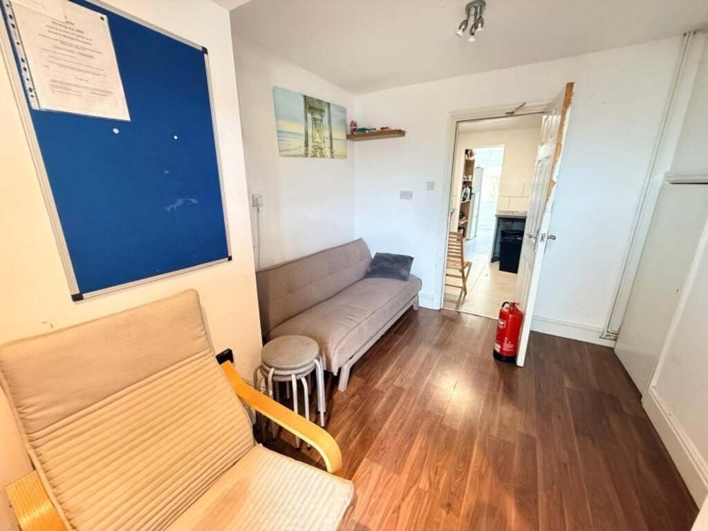 Room Hazel Close in Crawley