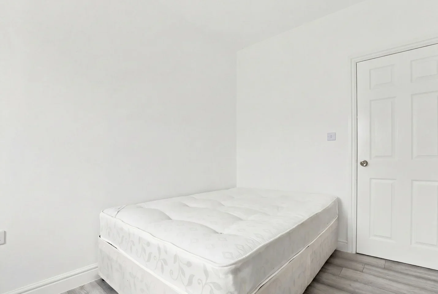 Room St Ann's Road in Greater London