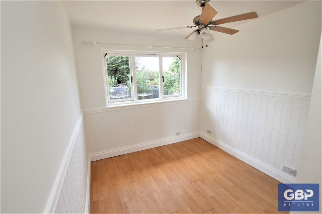 Flat Holland Close in Greater London