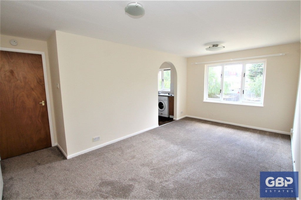 Flat Holland Close in Greater London