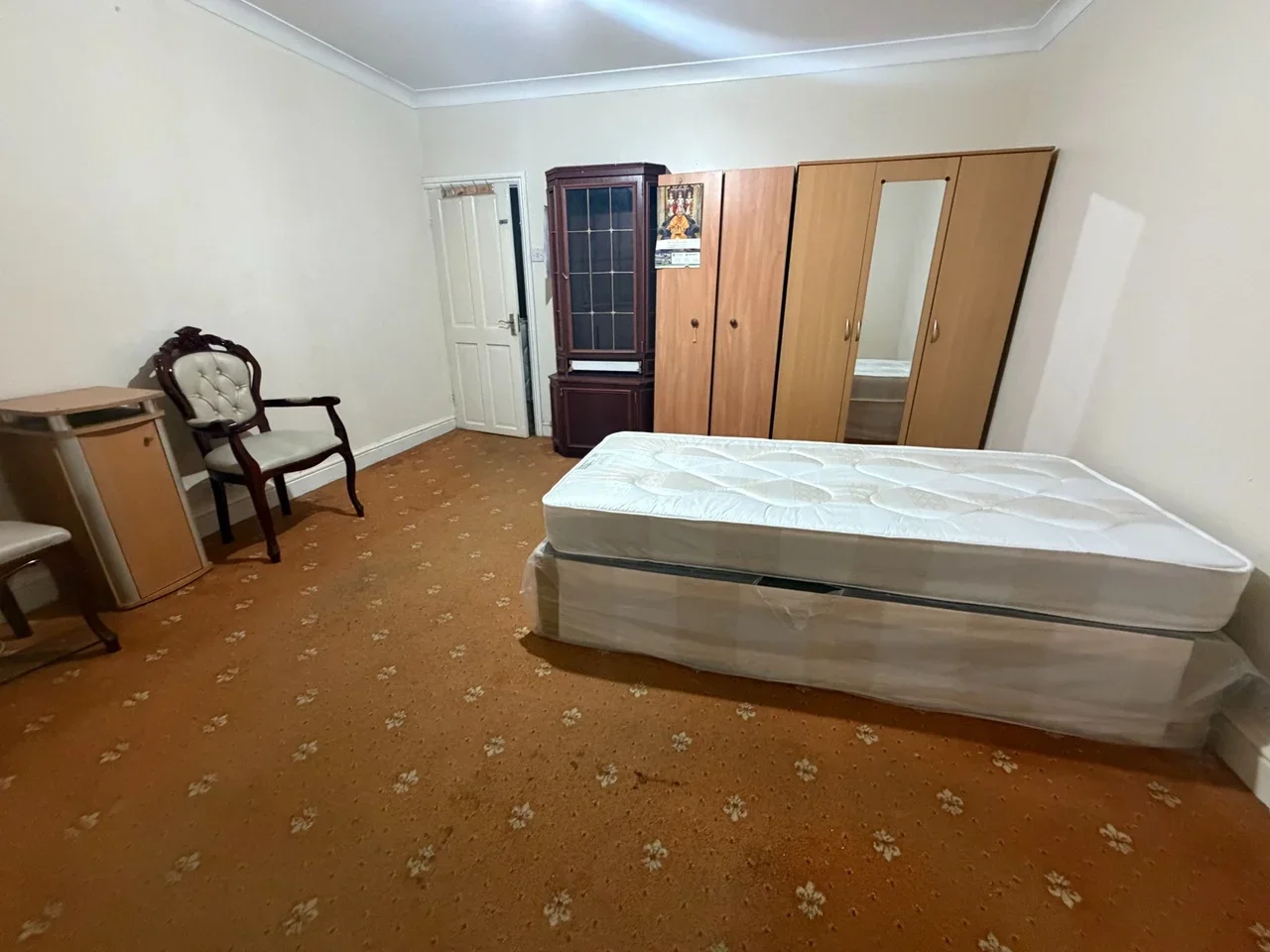 Room Glasgow Road in Greater London