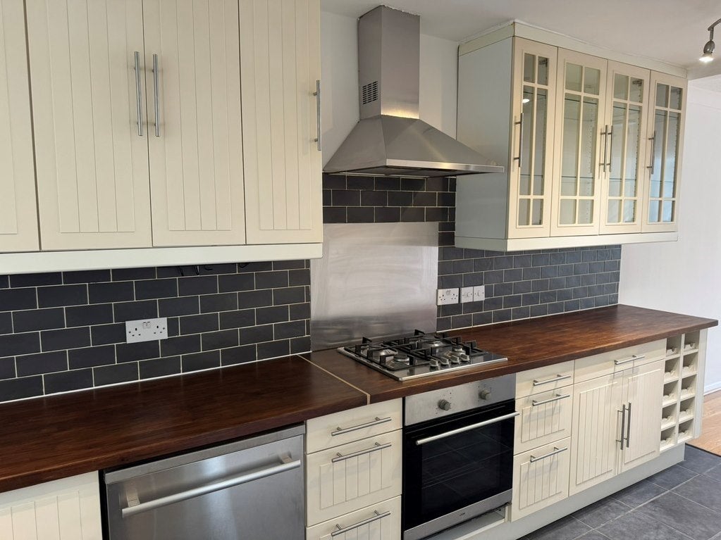 Flat Putney Hill in Greater London