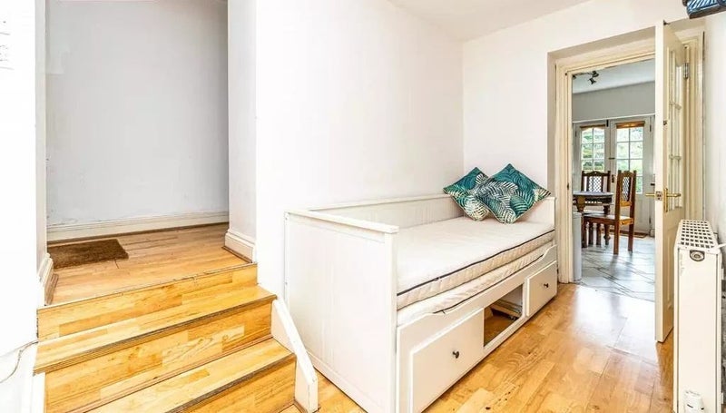 Room Downs Road in Greater London