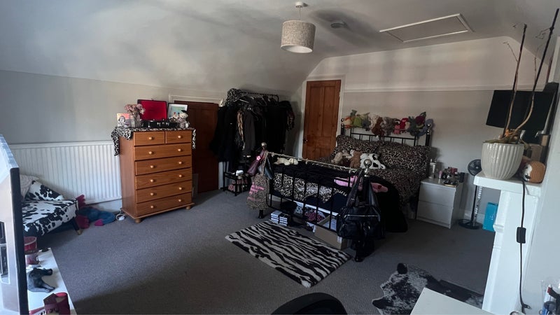 Room Thornbury Road in Greater London