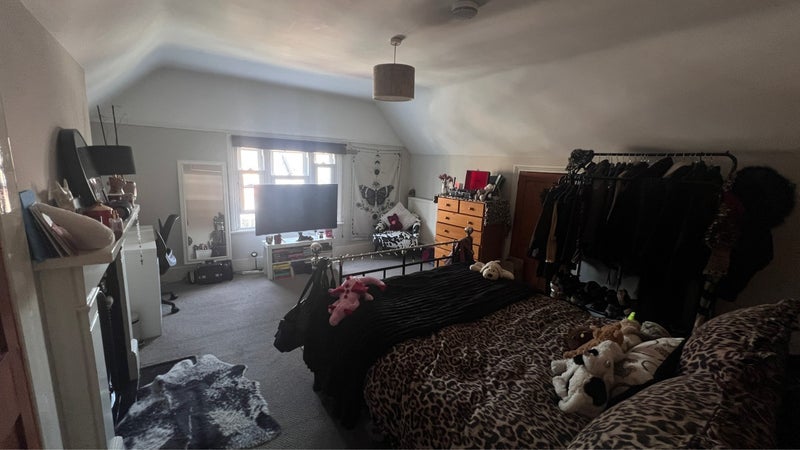 Room Thornbury Road in Greater London