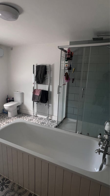 Room Thornbury Road in Greater London