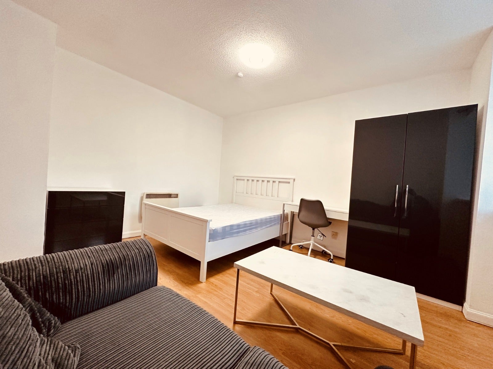 Flat Kent Road in Glasgow
