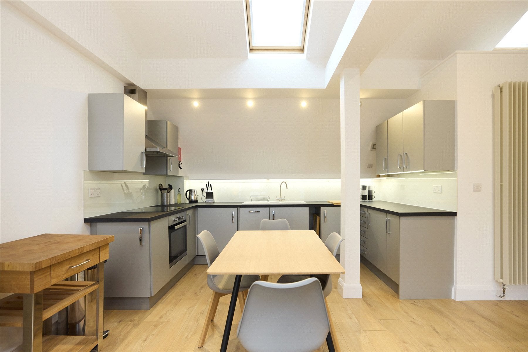 Flat Grimston Road in Greater London