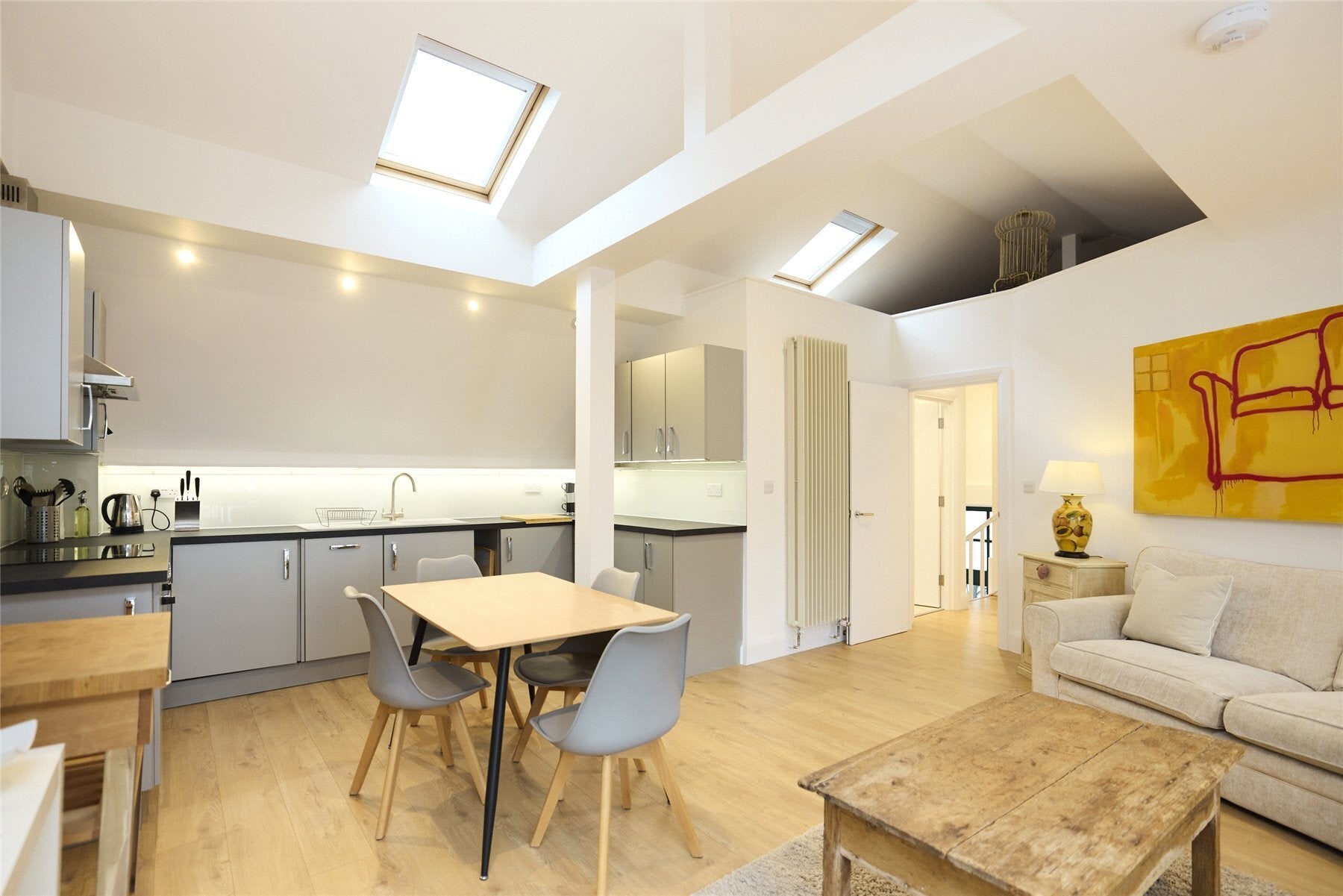 Flat Grimston Road in Greater London