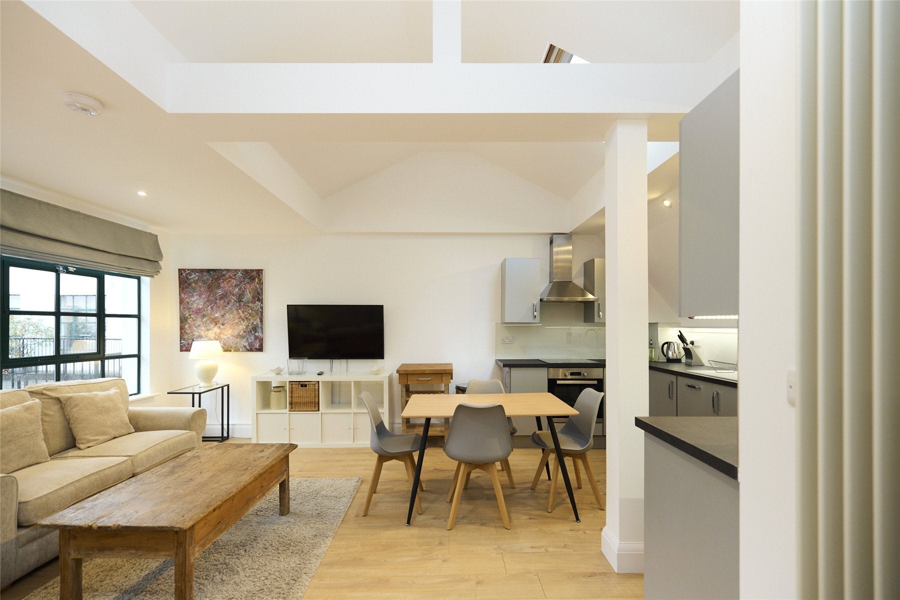 Flat Grimston Road in Greater London