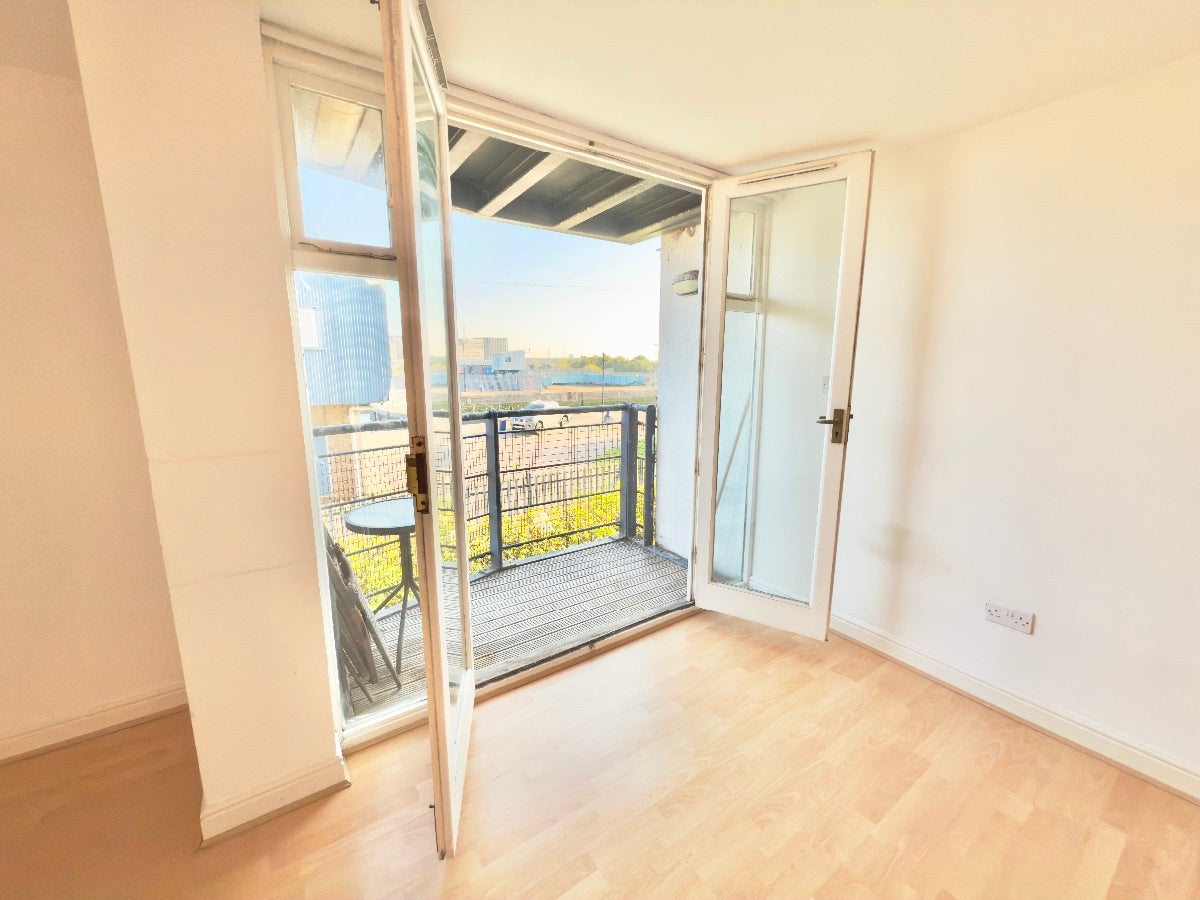 Flat Woolwich Manor Way in Greater London