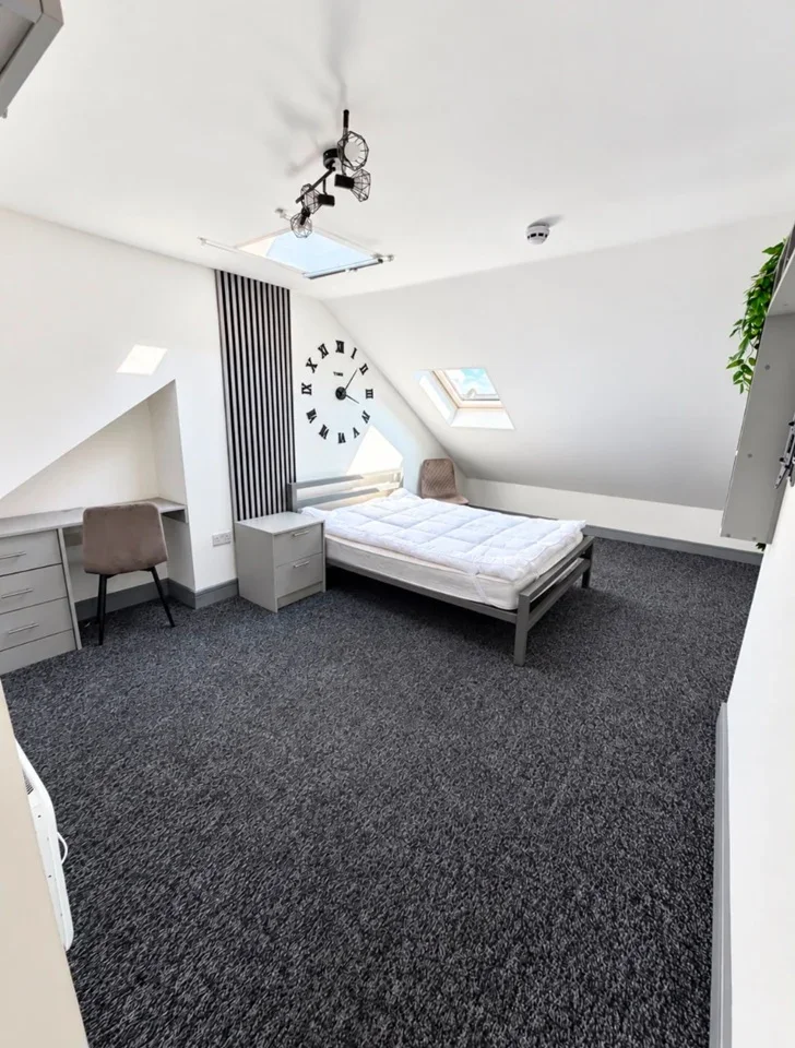 Room Oatlands Road in Greater London