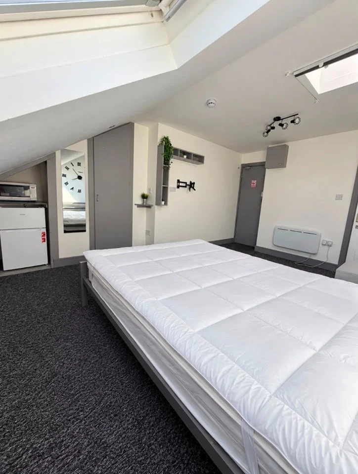 Room Oatlands Road in Greater London