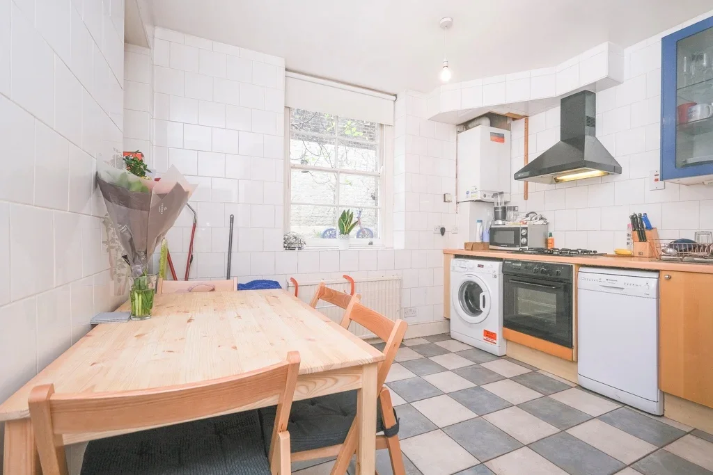 Flat Halton Road in Greater London