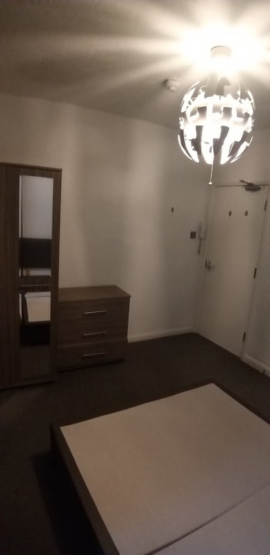 Room Cressy Road in Greater London