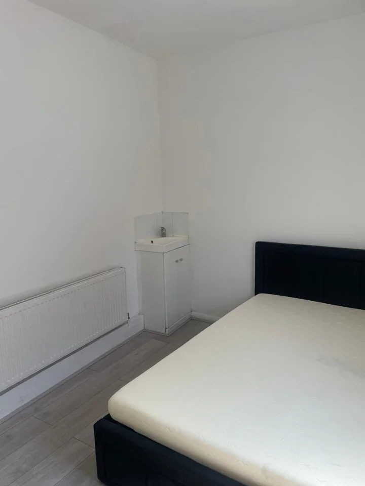 Room Reede Road in Greater London