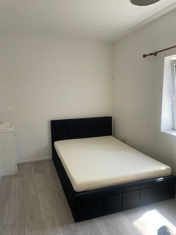 Room Reede Road in Greater London