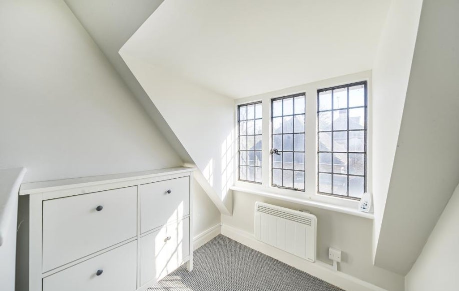 Flat Frithwood Avenue in London