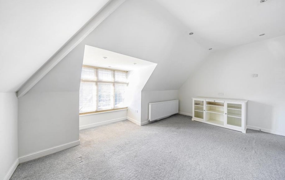 Flat Frithwood Avenue in London